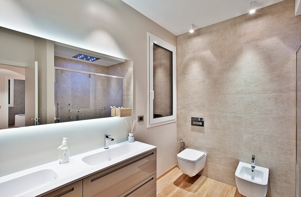 Idee per una stanza da bagno moderna con ante marroni, WC sospeso, parquet chiaro, lavabo integrato e ante lisce