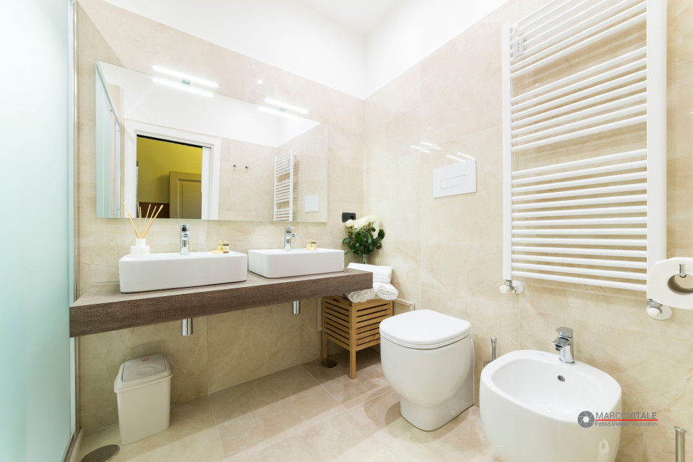 Foto på ett stort funkis brun badrum med dusch, med bruna skåp, grå kakel, porslinskakel, flerfärgade väggar, klinkergolv i terrakotta, ett fristående handfat, laminatbänkskiva och orange golv