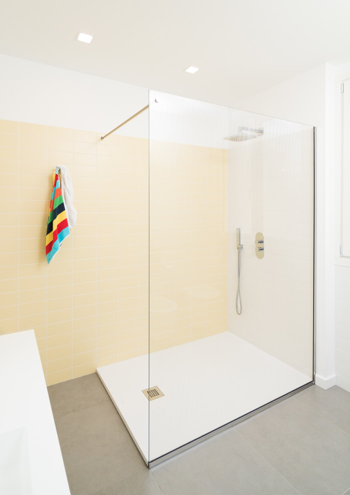 Idee per una grande stanza da bagno con doccia minimal con doccia aperta, piastrelle gialle, piastrelle in ceramica, pareti bianche e pavimento con piastrelle in ceramica