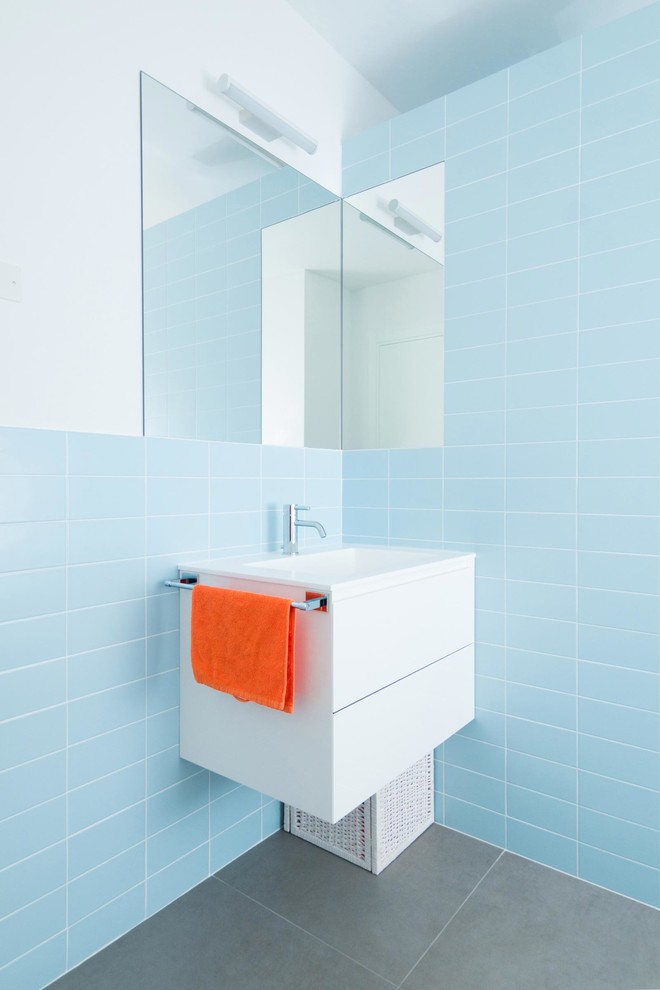 Foto di una stanza da bagno contemporanea di medie dimensioni con ante lisce, ante bianche, piastrelle in ceramica, pareti bianche e lavabo integrato