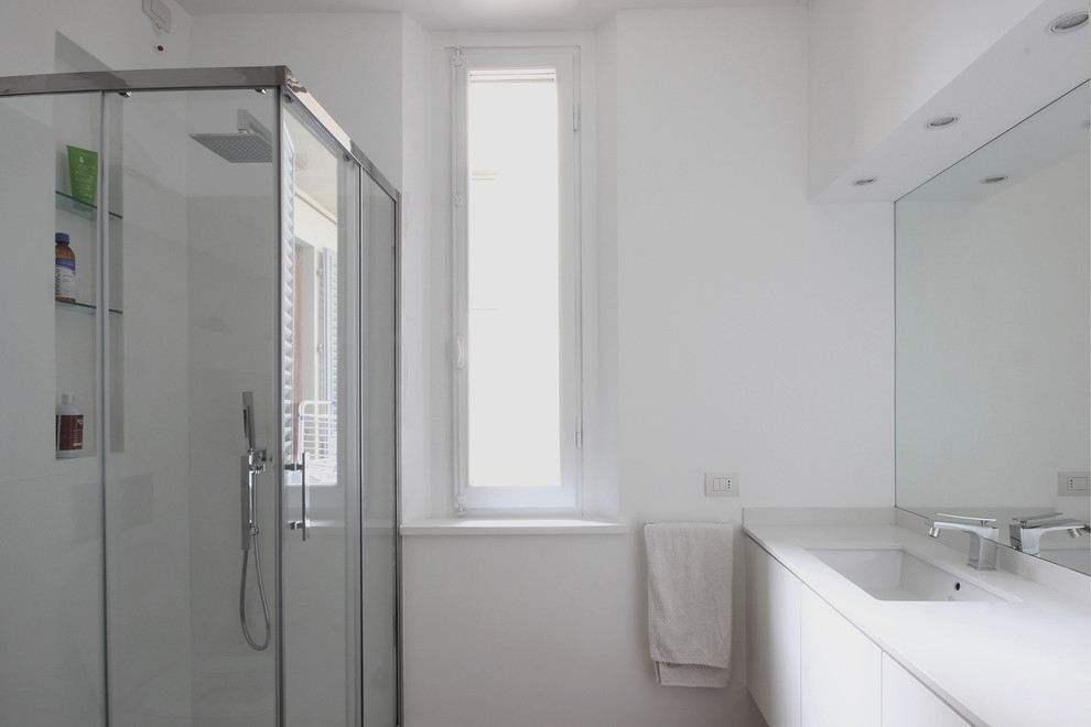 Пример оригинального дизайна: ванная комната среднего размера в стиле модернизм с плоскими фасадами, белыми фасадами, раздельным унитазом, белой плиткой, белыми стенами, темным паркетным полом, душевой кабиной, накладной раковиной, столешницей из кварцита, душем с распашными дверями, коричневым полом и угловым душем