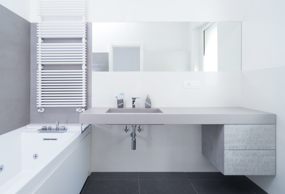 Idee per una stanza da bagno contemporanea di medie dimensioni con vasca idromassaggio, piastrelle grigie e pareti bianche