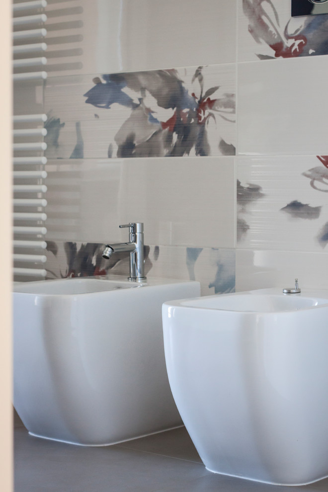 Imagen de cuarto de baño minimalista con suelo de baldosas de porcelana, aseo y ducha, suelo gris y lavabo de seno grande