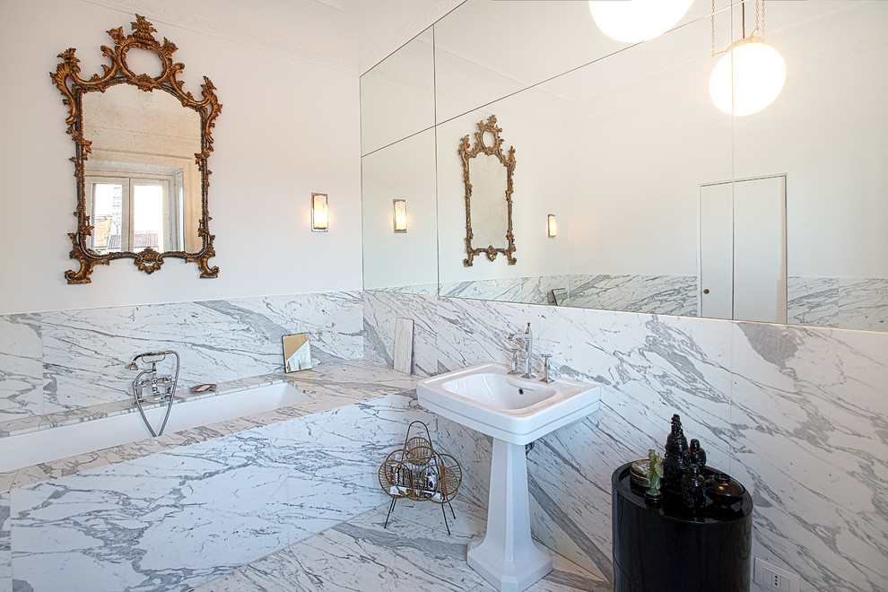 Inspiration for a timeless bathroom remodel in Milan