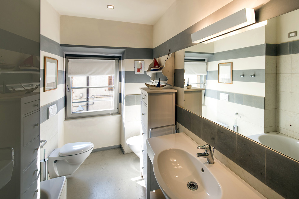 Свежая идея для дизайна: маленькая ванная комната в современном стиле с плоскими фасадами, серыми фасадами, угловым душем, инсталляцией, разноцветной плиткой, керамогранитной плиткой, разноцветными стенами, полом из керамогранита, душевой кабиной, монолитной раковиной, серым полом, душем с распашными дверями, белой столешницей, тумбой под одну раковину, напольной тумбой и панелями на части стены для на участке и в саду - отличное фото интерьера