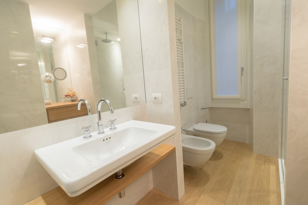 Idée de décoration pour une salle de bain design avec une douche à l'italienne, un mur blanc, parquet peint et un lavabo suspendu.