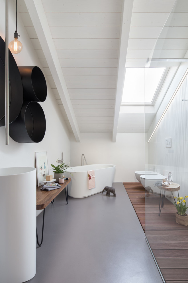 На фото: ванная комната в стиле модернизм с белой плиткой и керамической плиткой