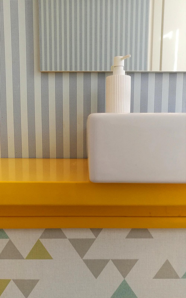 Réalisation d'une salle de bain style shabby chic de taille moyenne avec un placard en trompe-l'oeil, des portes de placard jaunes, WC séparés, un carrelage multicolore, des carreaux de porcelaine, un mur blanc, parquet peint, une vasque, un plan de toilette en bois, un sol beige et un plan de toilette jaune.