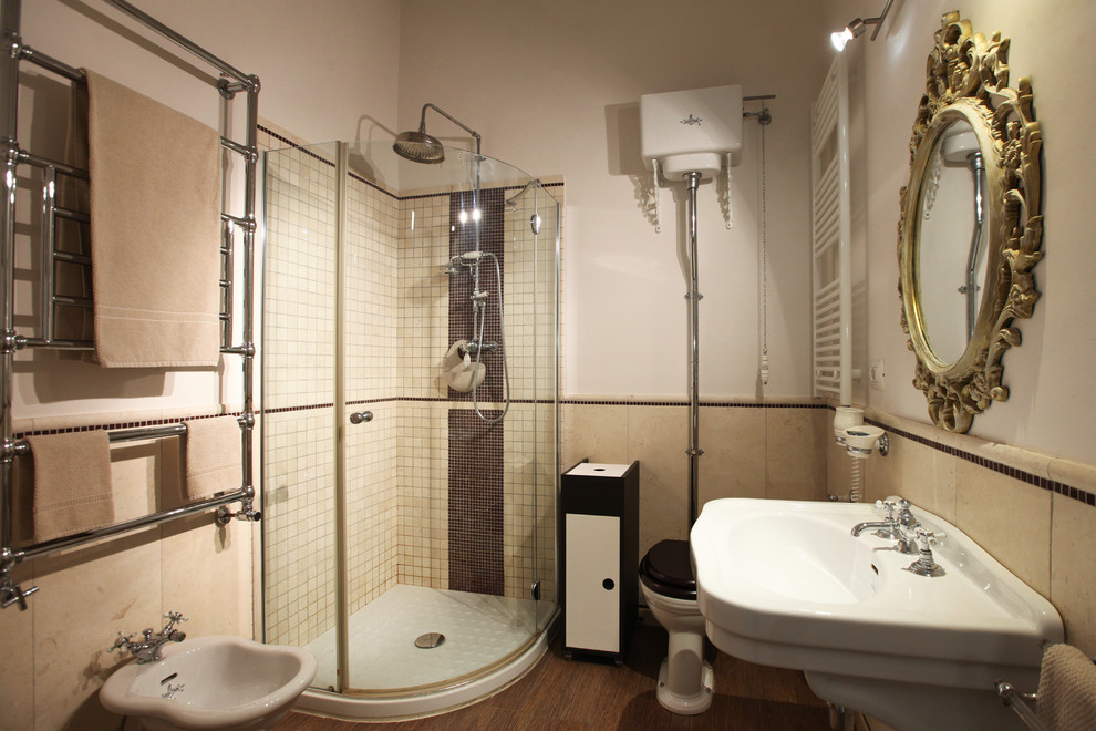 Ispirazione per una stanza da bagno con doccia classica di medie dimensioni con doccia ad angolo, bidè, pareti bianche, lavabo a colonna e porta doccia scorrevole