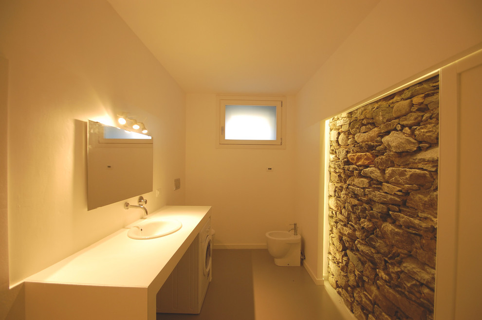 Modelo de cuarto de baño principal contemporáneo de tamaño medio con armarios abiertos, paredes blancas, suelo de cemento y suelo gris