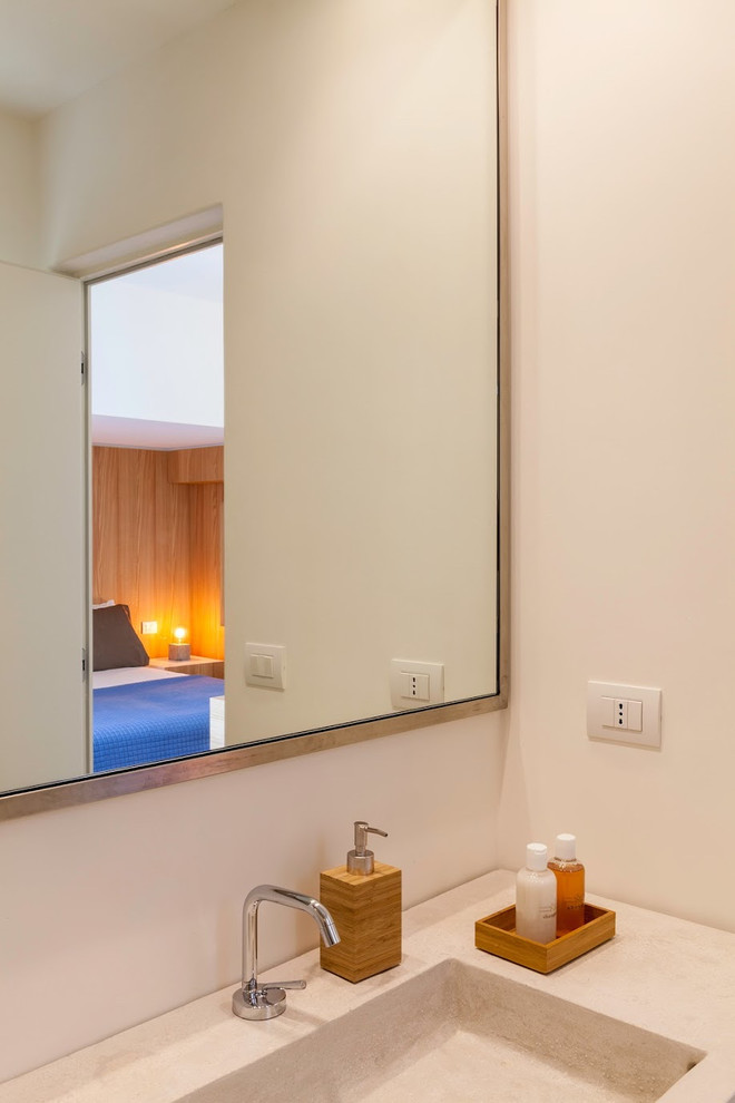 Пример оригинального дизайна: ванная комната среднего размера в стиле модернизм с открытыми фасадами, душем без бортиков, раздельным унитазом, зеркальной плиткой, бежевыми стенами, бетонным полом, душевой кабиной, настольной раковиной, столешницей из бетона, серым полом, душем с распашными дверями и белой столешницей