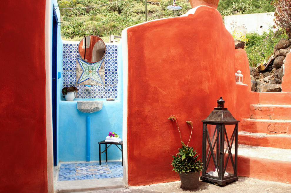 ボローニャにある地中海スタイルのおしゃれな浴室の写真
