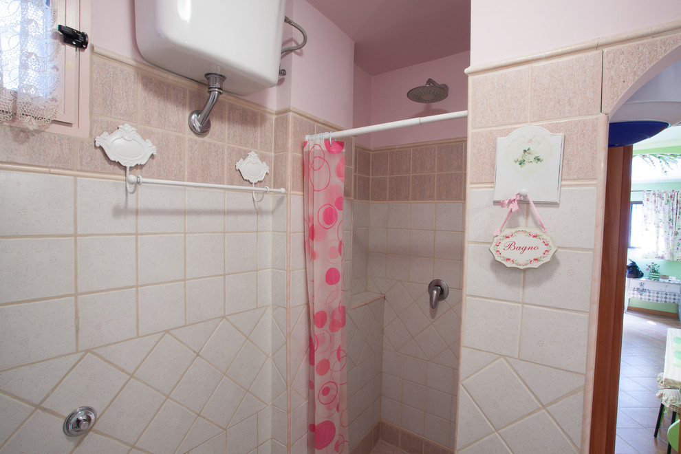 Пример оригинального дизайна: маленькая ванная комната в современном стиле с душевой кабиной для на участке и в саду