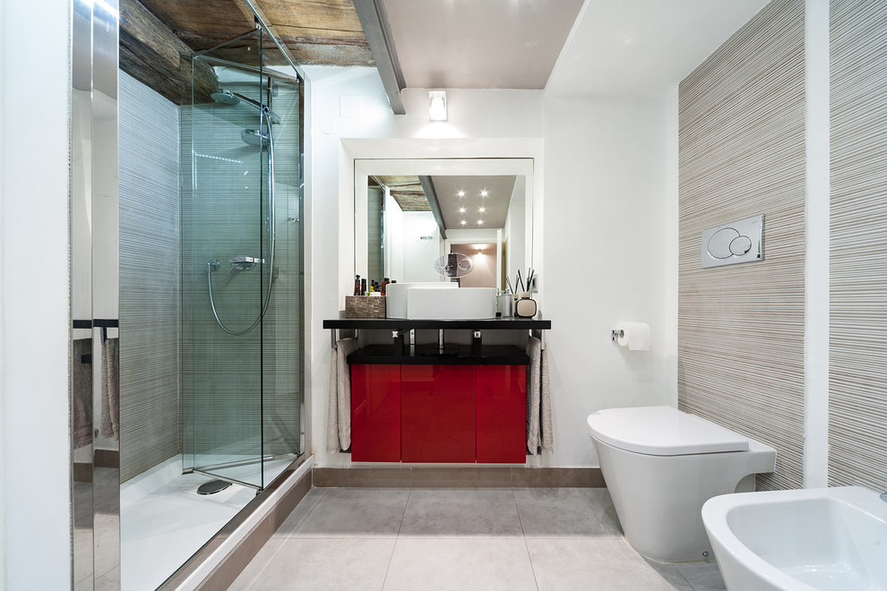 ローマにある中くらいなコンテンポラリースタイルのおしゃれなバスルーム (浴槽なし) (フラットパネル扉のキャビネット、赤いキャビネット、アルコーブ型シャワー、ビデ、白い壁、セラミックタイルの床、ベッセル式洗面器、ベージュの床、開き戸のシャワー) の写真