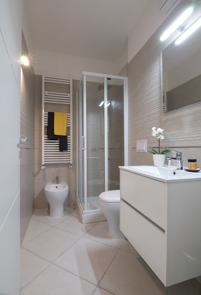 Foto på ett litet funkis badrum med dusch, med vita skåp, en hörndusch, beige kakel, porslinskakel, vita väggar, klinkergolv i porslin, gult golv och dusch med skjutdörr