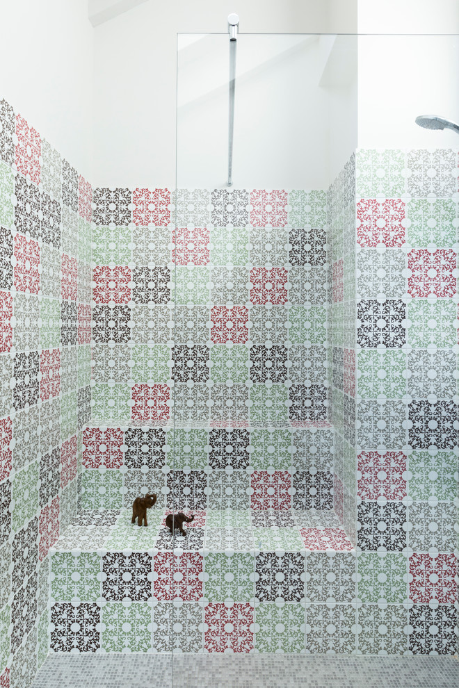 Esempio di una stanza da bagno design con parquet chiaro e lavabo a bacinella