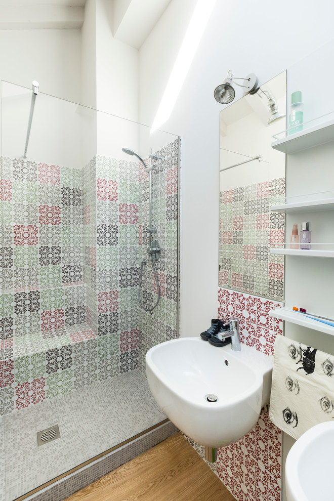 Foto de cuarto de baño actual de tamaño medio con suelo de madera clara, aseo y ducha y lavabo suspendido