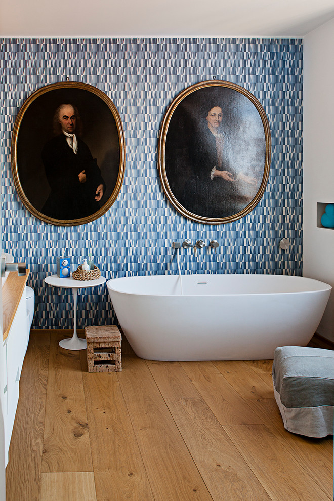 Источник вдохновения для домашнего уюта: ванная комната в стиле фьюжн с отдельно стоящей ванной, разноцветными стенами и паркетным полом среднего тона