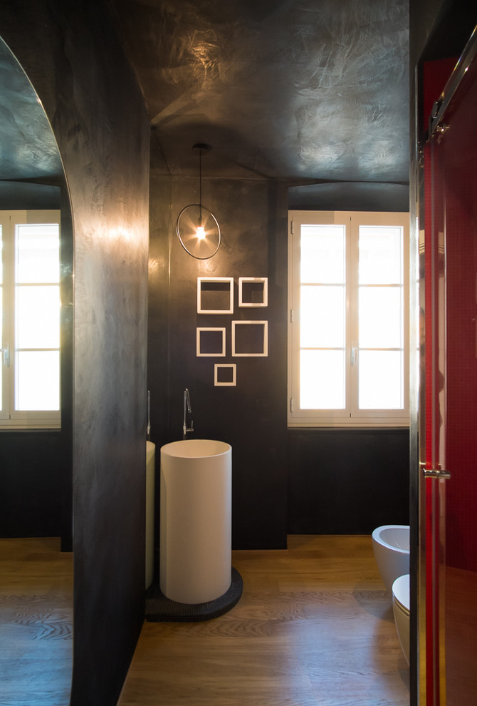 Réalisation d'une petite salle d'eau design avec une douche à l'italienne, WC séparés, un mur noir, parquet peint, un lavabo de ferme, un sol marron et une cabine de douche à porte coulissante.