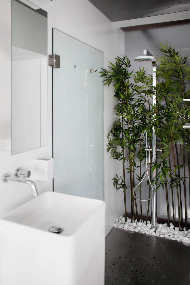 Foto di una stanza da bagno minimal con doccia a filo pavimento e lavabo a colonna