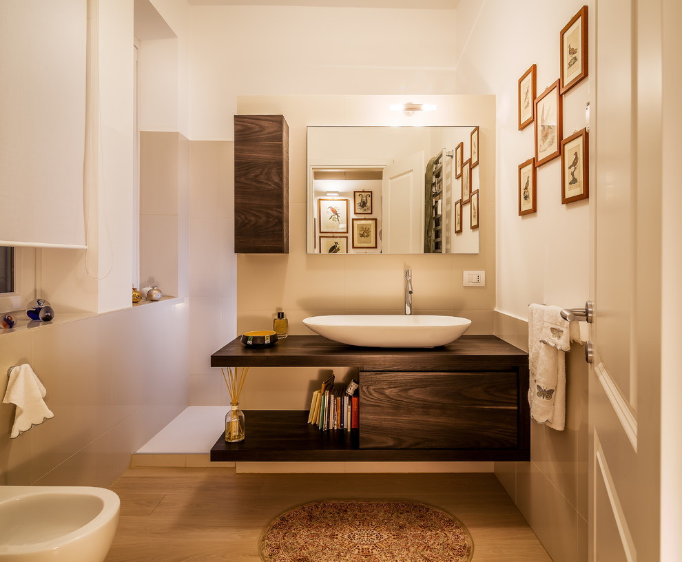 Свежая идея для дизайна: большая ванная комната в современном стиле с плоскими фасадами, темными деревянными фасадами, биде, белыми стенами, светлым паркетным полом, настольной раковиной, столешницей из дерева, бежевым полом и коричневой столешницей - отличное фото интерьера