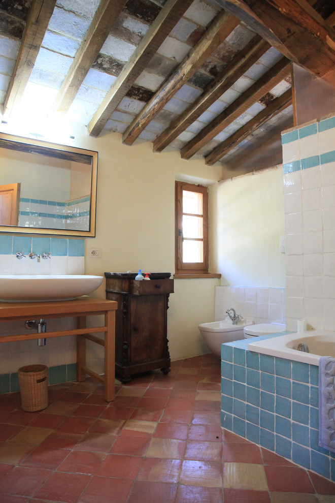 This is an example of a rustic bathroom in Rome.