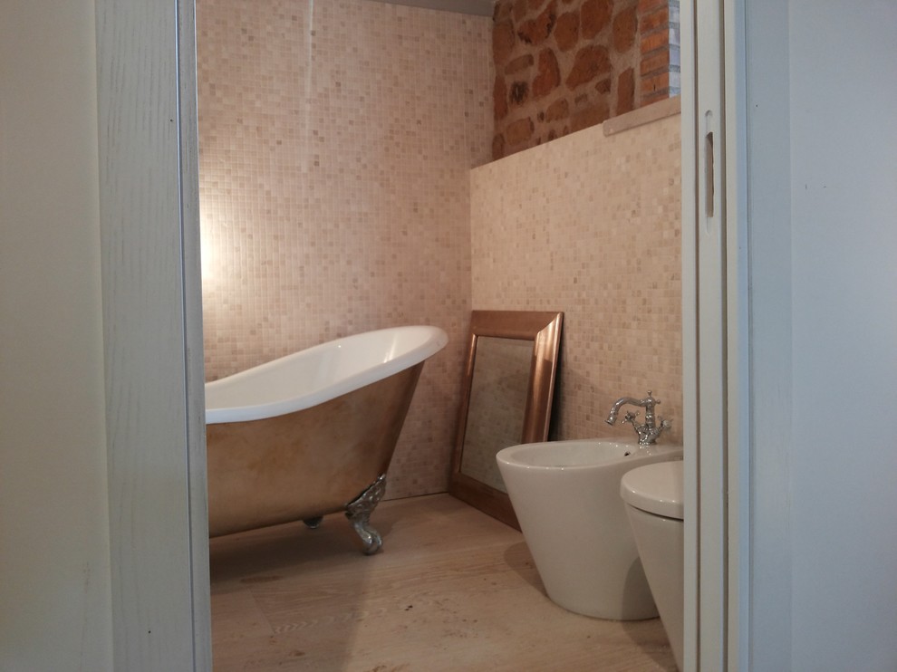 Ispirazione per una piccola stanza da bagno padronale design con vasca con piedi a zampa di leone, WC a due pezzi, piastrelle beige, piastrelle a mosaico, parquet chiaro e lavabo a bacinella