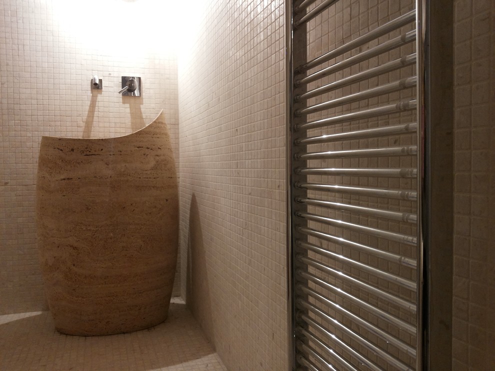 Inspiration för ett litet funkis badrum med dusch, med en kantlös dusch, en toalettstol med separat cisternkåpa, beige kakel, mosaik, mosaikgolv och ett piedestal handfat