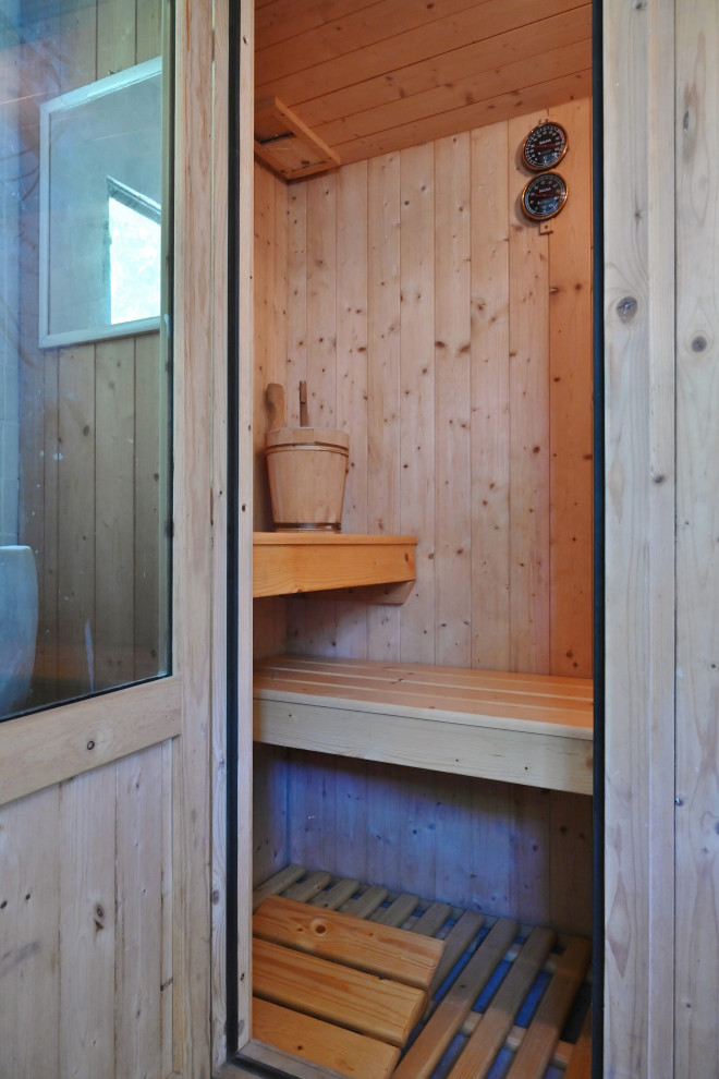 Imagen de sauna nórdica pequeña con ducha doble, suelo de ladrillo, suelo rosa y ducha con puerta corredera