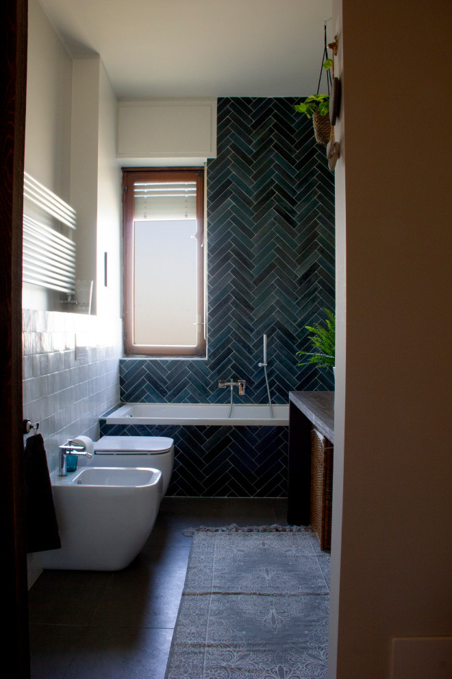 Idéer för mellanstora rustika brunt en-suite badrum, med ett platsbyggt badkar, en toalettstol med separat cisternkåpa, vit kakel, stickkakel, vita väggar, klinkergolv i porslin, ett fristående handfat, träbänkskiva och brunt golv