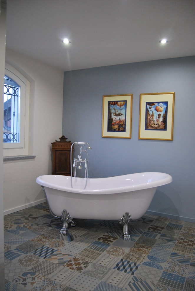 Immagine di una stanza da bagno country con vasca con piedi a zampa di leone