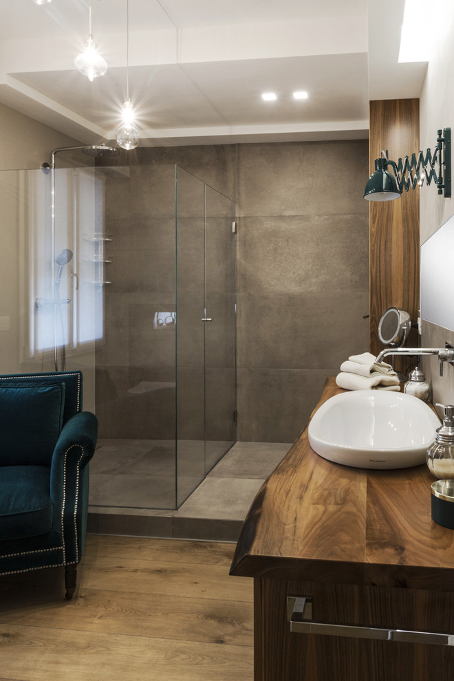 Exemple d'une grande salle de bain principale tendance en bois brun avec une douche à l'italienne, un carrelage marron, des carreaux de béton, un sol en bois brun, un lavabo posé, un plan de toilette en bois et une cabine de douche à porte battante.