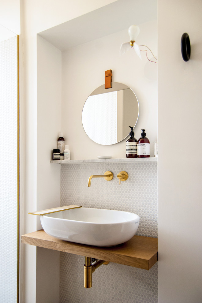 Inspiration pour une salle de bain nordique avec mosaïque, un mur blanc, une vasque, un plan de toilette en bois, un carrelage gris et un plan de toilette marron.
