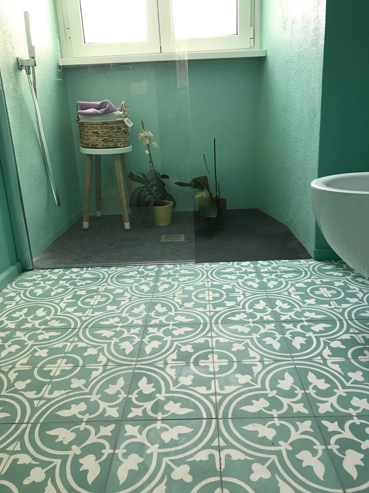 Foto de cuarto de baño moderno con ducha a ras de suelo, baldosas y/o azulejos verdes, baldosas y/o azulejos de cemento, paredes verdes, suelo de azulejos de cemento, suelo verde y ducha abierta