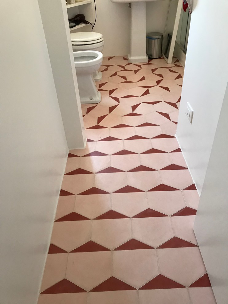 Стильный дизайн: ванная комната среднего размера в стиле модернизм с полом из цементной плитки, душевой кабиной и розовым полом - последний тренд