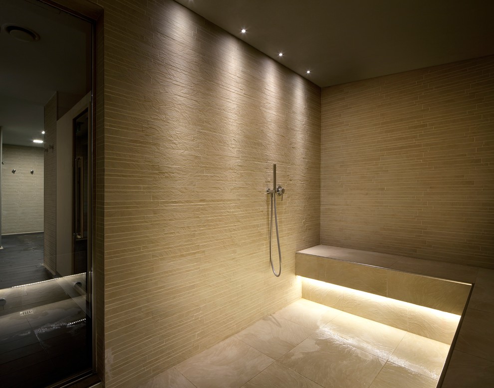 Ispirazione per una grande stanza da bagno con doccia design con doccia aperta, piastrelle marroni, piastrelle in ceramica e pavimento con piastrelle in ceramica