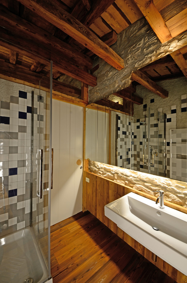 Esempio di una piccola stanza da bagno con doccia stile rurale con doccia ad angolo, WC a due pezzi, piastrelle multicolore, piastrelle in ceramica, pavimento in legno massello medio e lavabo rettangolare