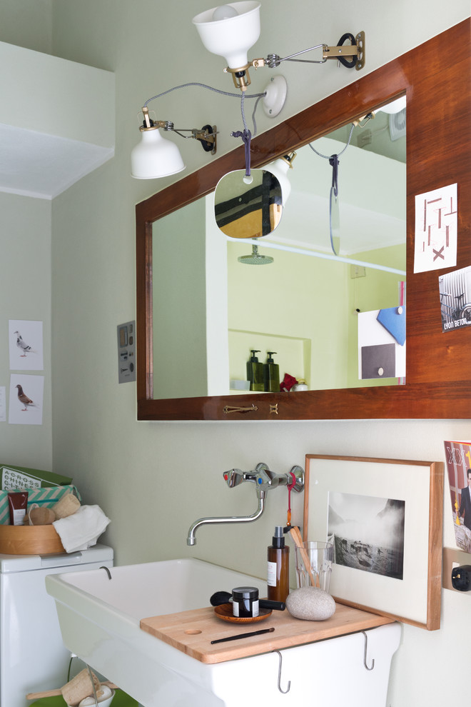 Inspiration för ett litet funkis badrum med dusch, med öppna hyllor, gröna väggar och ett avlångt handfat