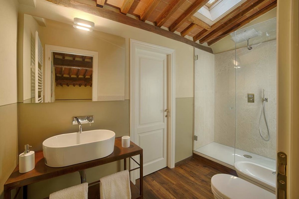 Idéer för att renovera ett funkis brun brunt badrum, med öppna hyllor, bruna skåp, en hörndusch, en bidé, beige kakel, beige väggar, mellanmörkt trägolv, ett fristående handfat, brunt golv och dusch med gångjärnsdörr