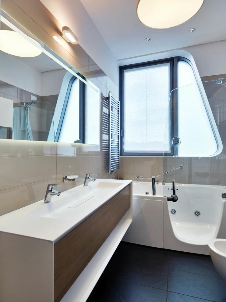Foto på ett litet funkis en-suite badrum, med släta luckor, en jacuzzi, en dusch/badkar-kombination, beige kakel, porslinskakel, beige väggar, ett integrerad handfat, svart golv och dusch med gångjärnsdörr