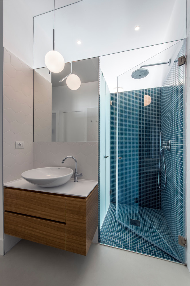 Свежая идея для дизайна: ванная комната среднего размера в классическом стиле с плоскими фасадами, светлыми деревянными фасадами, душем без бортиков, инсталляцией, зеленой плиткой, керамогранитной плиткой, белыми стенами, бетонным полом, душевой кабиной, настольной раковиной, столешницей из искусственного кварца, бежевым полом и душем с распашными дверями - отличное фото интерьера