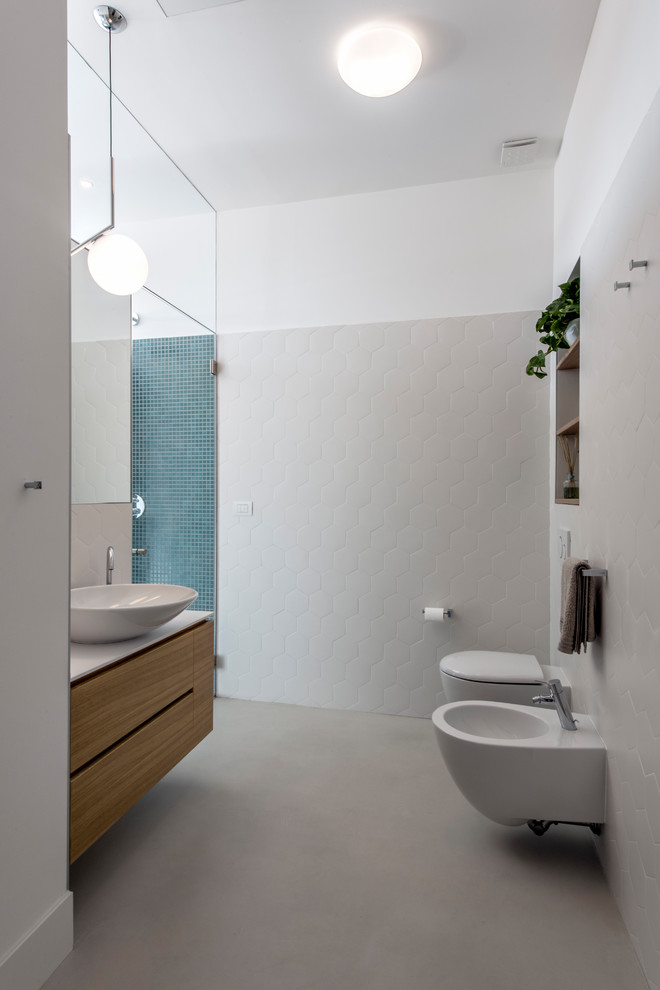 Свежая идея для дизайна: ванная комната среднего размера в современном стиле с душем без бортиков, инсталляцией, зеленой плиткой, керамогранитной плиткой, белыми стенами, бетонным полом, душевой кабиной, настольной раковиной и столешницей из искусственного кварца - отличное фото интерьера