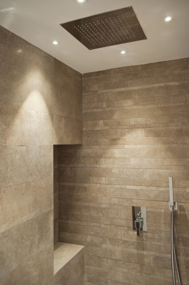 Foto di una stanza da bagno con doccia contemporanea di medie dimensioni con piastrelle in gres porcellanato e doccia alcova