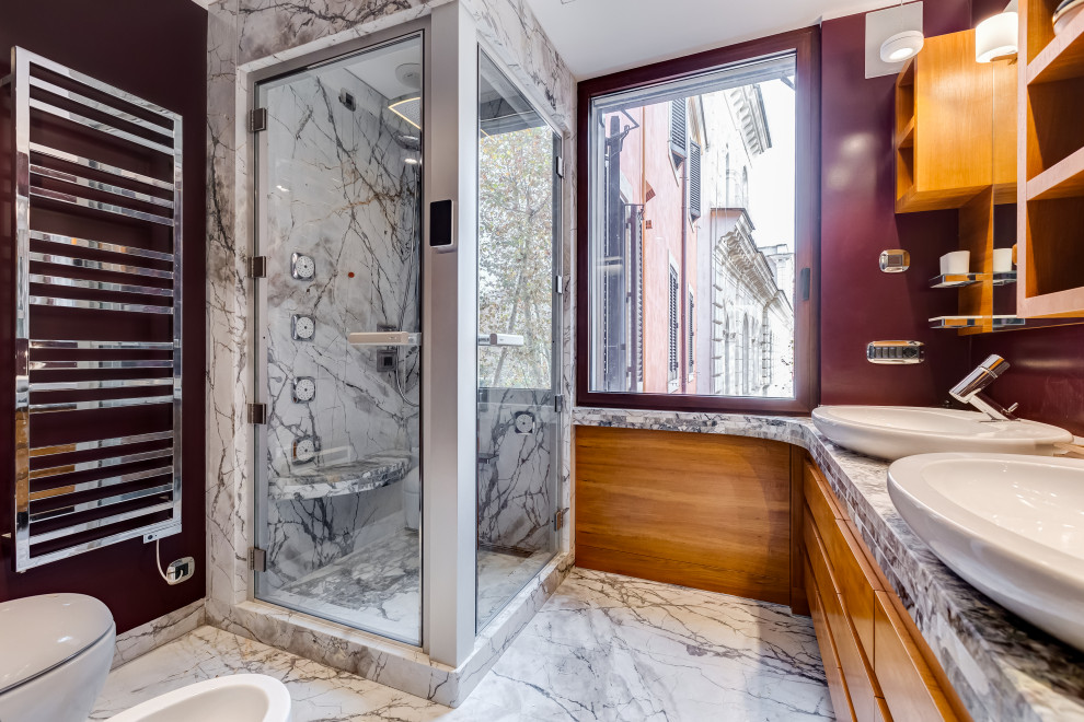 На фото: ванная комната среднего размера в современном стиле с мраморным полом, угловым душем, инсталляцией, красной плиткой, мраморной плиткой, красными стенами, душевой кабиной, настольной раковиной, мраморной столешницей, серым полом, душем с распашными дверями, серой столешницей, сиденьем для душа, тумбой под две раковины и встроенной тумбой