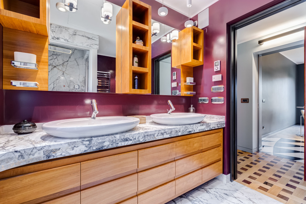 Exemple d'une salle d'eau tendance de taille moyenne avec un sol en marbre, une douche d'angle, WC suspendus, un carrelage rouge, du carrelage en marbre, un mur rouge, une vasque, un plan de toilette en marbre, un sol gris, une cabine de douche à porte battante, un plan de toilette gris, un banc de douche, meuble double vasque et meuble-lavabo encastré.