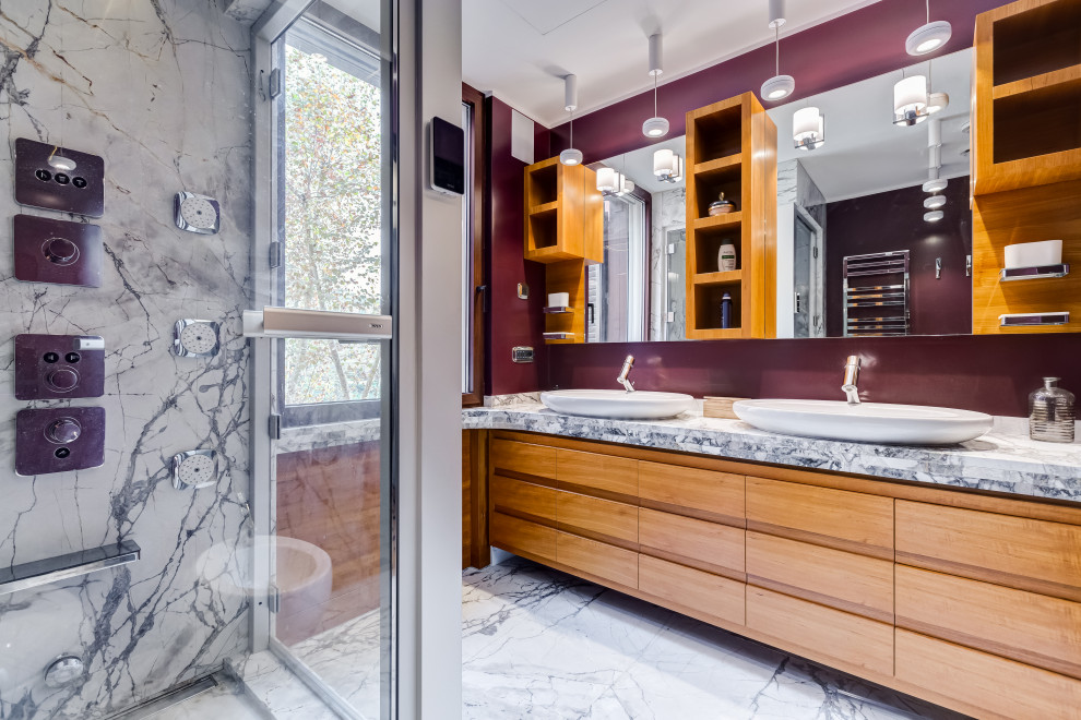 Стильный дизайн: ванная комната среднего размера в стиле фьюжн с мраморным полом, угловым душем, инсталляцией, красной плиткой, мраморной плиткой, красными стенами, душевой кабиной, настольной раковиной, мраморной столешницей, серым полом, душем с распашными дверями, серой столешницей, сиденьем для душа, тумбой под две раковины и встроенной тумбой - последний тренд