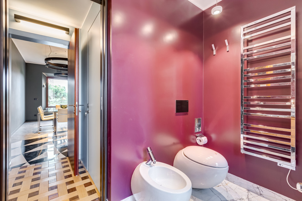 Cette photo montre une salle d'eau éclectique de taille moyenne avec un sol en marbre, une douche d'angle, WC suspendus, un carrelage rouge, du carrelage en marbre, un mur rouge, une vasque, un plan de toilette en marbre, un sol gris, une cabine de douche à porte battante, un plan de toilette gris, un banc de douche, meuble double vasque et meuble-lavabo encastré.