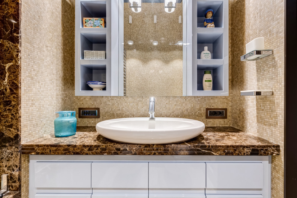 Exemple d'une salle de bain principale éclectique de taille moyenne avec un sol en marbre, meuble-lavabo encastré, un placard avec porte à panneau encastré, des portes de placard turquoises, un carrelage beige, du carrelage en marbre, un mur beige, une vasque, un plan de toilette en marbre, un sol beige, un plan de toilette marron, meuble simple vasque, un plafond voûté et un mur en parement de brique.