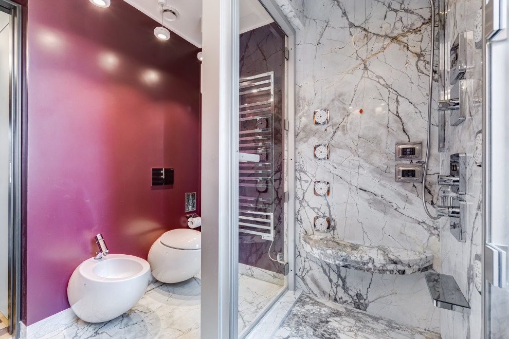 Modern inredning av ett mellanstort grå grått badrum med dusch, med en vägghängd toalettstol, marmorgolv, en hörndusch, röd kakel, marmorkakel, röda väggar, ett fristående handfat, marmorbänkskiva, grått golv och dusch med gångjärnsdörr
