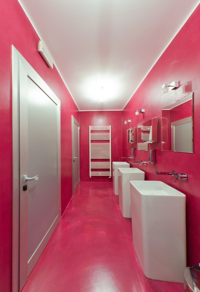 Пример оригинального дизайна: ванная комната в современном стиле с розовыми стенами и раковиной с пьедесталом